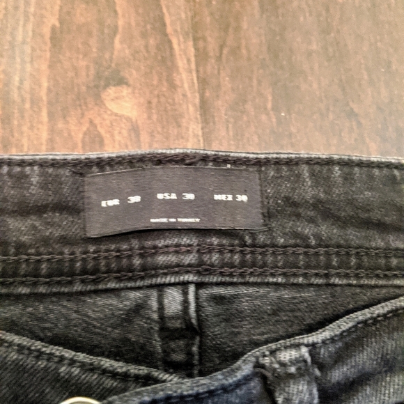 HR Distressed Jeans 🥰 - Picture 2 of 5